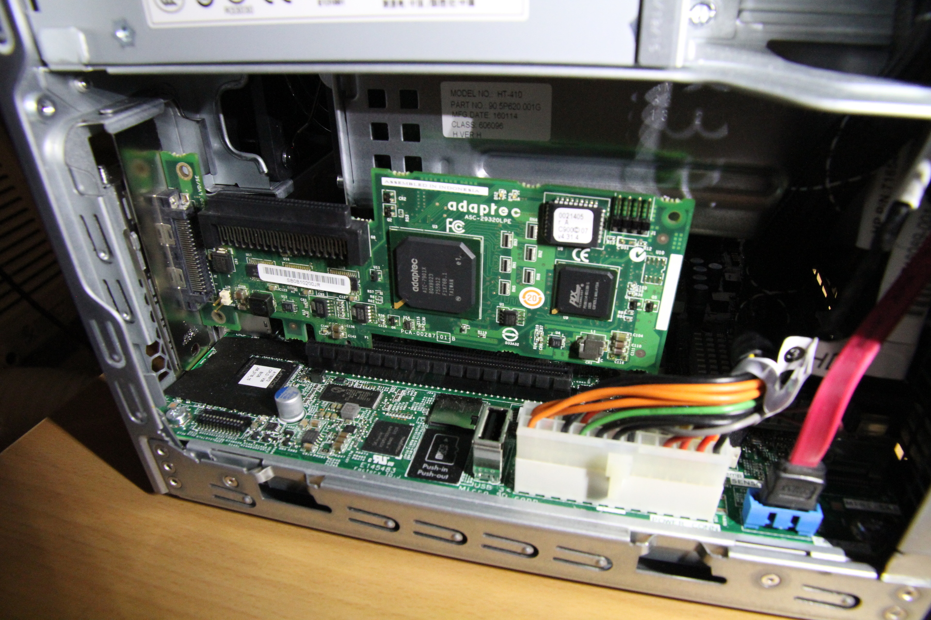Der SCSI-Controller steckt im PCIe-Slot :-)