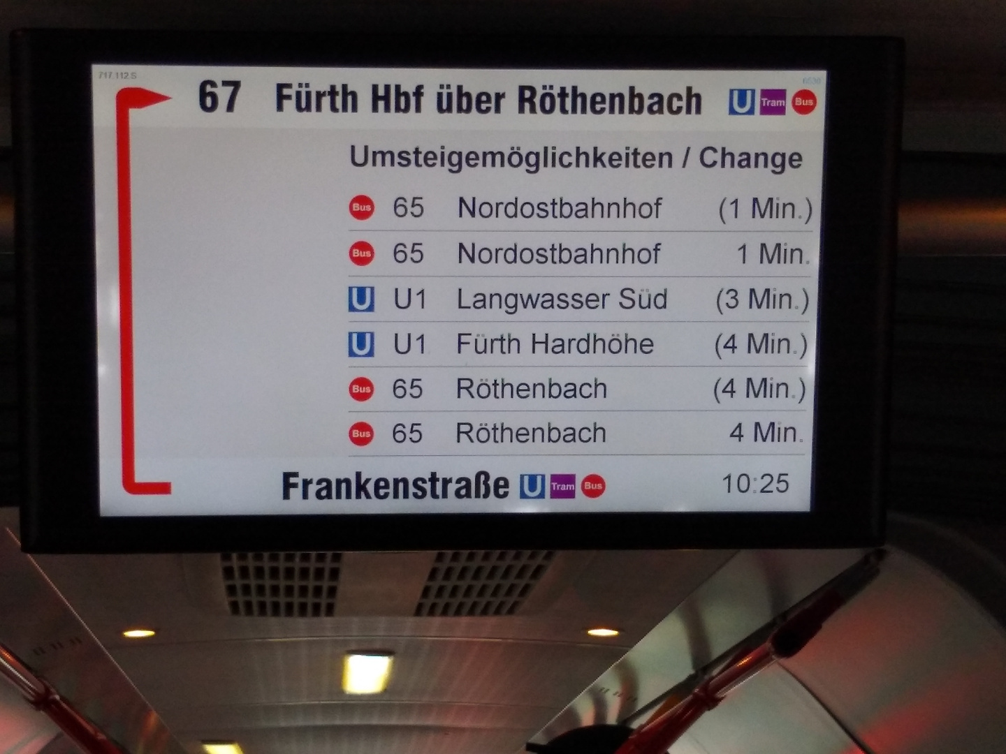 Doppelte Anzeige aller Busse (da Live- und Fahrplan-Daten gleichzeitig vorhanden sind). Info-Display im Bus Linie 67 Richtung Frankenstraße kurz vor der Endhaltestelle (Display zeigt schon Rückwärtsrichtung Fürth Hauptbahnhof). Zu sehen sind die Umsteigemöglichkeiten. Angeblich fahren Linie 65 jeweils 2 Busse zur selben Zeit. Die eine Zeile zeigt Live-Daten (ohne Klammern), die andere Fahrplan-Daten (mit Klammern).