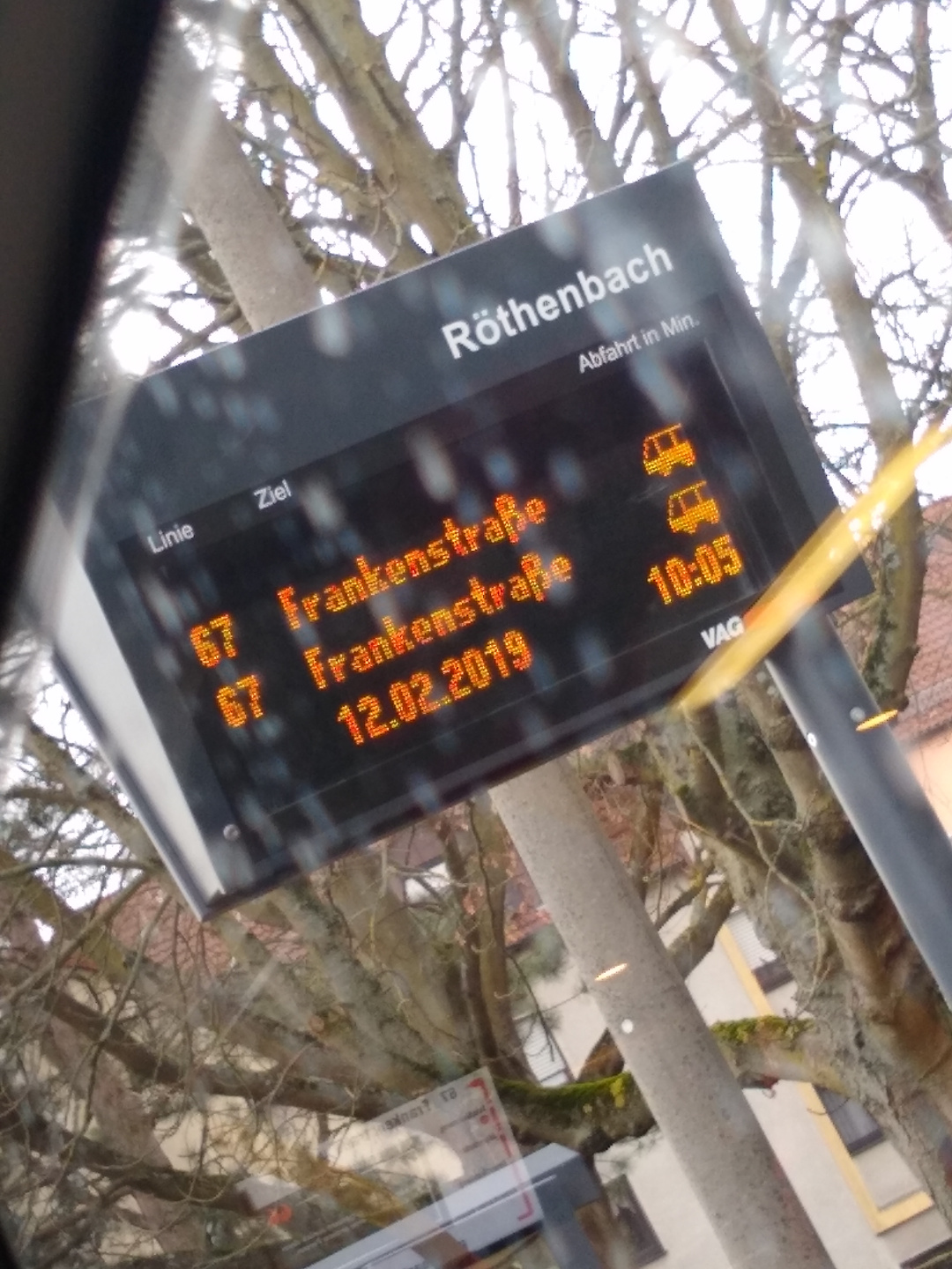 Doppelte Anzeige aller Busse (da Live- und Fahrplan-Daten gleichzeitig vorhanden sind). Auffahrtsmonitor an der Haltestelle Röthenbach Richtung Frankenstraße. Angeblich sind 2 Busse da.