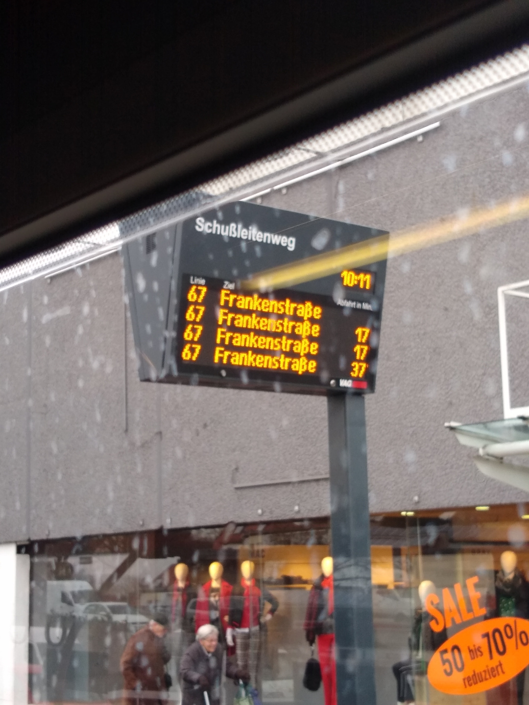 Doppelte Anzeige aller Busse (da Live- und Fahrplan-Daten gleichzeitig vorhanden sind). Auffahrtsmonitor an der Haltestelle Schußleitenweg Richtung Frankenstraße. Angeblich fahren in 17 Minuten zwei Busse gleichzeitig ab.